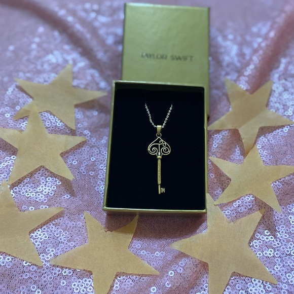 taylor swift fearless key necklace gold jewelry TV - Picture 7 of 13